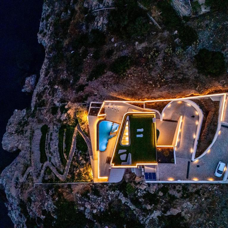 Η Altu Villa από ψηλά, φωτισμένη μέσα στη νύχτα